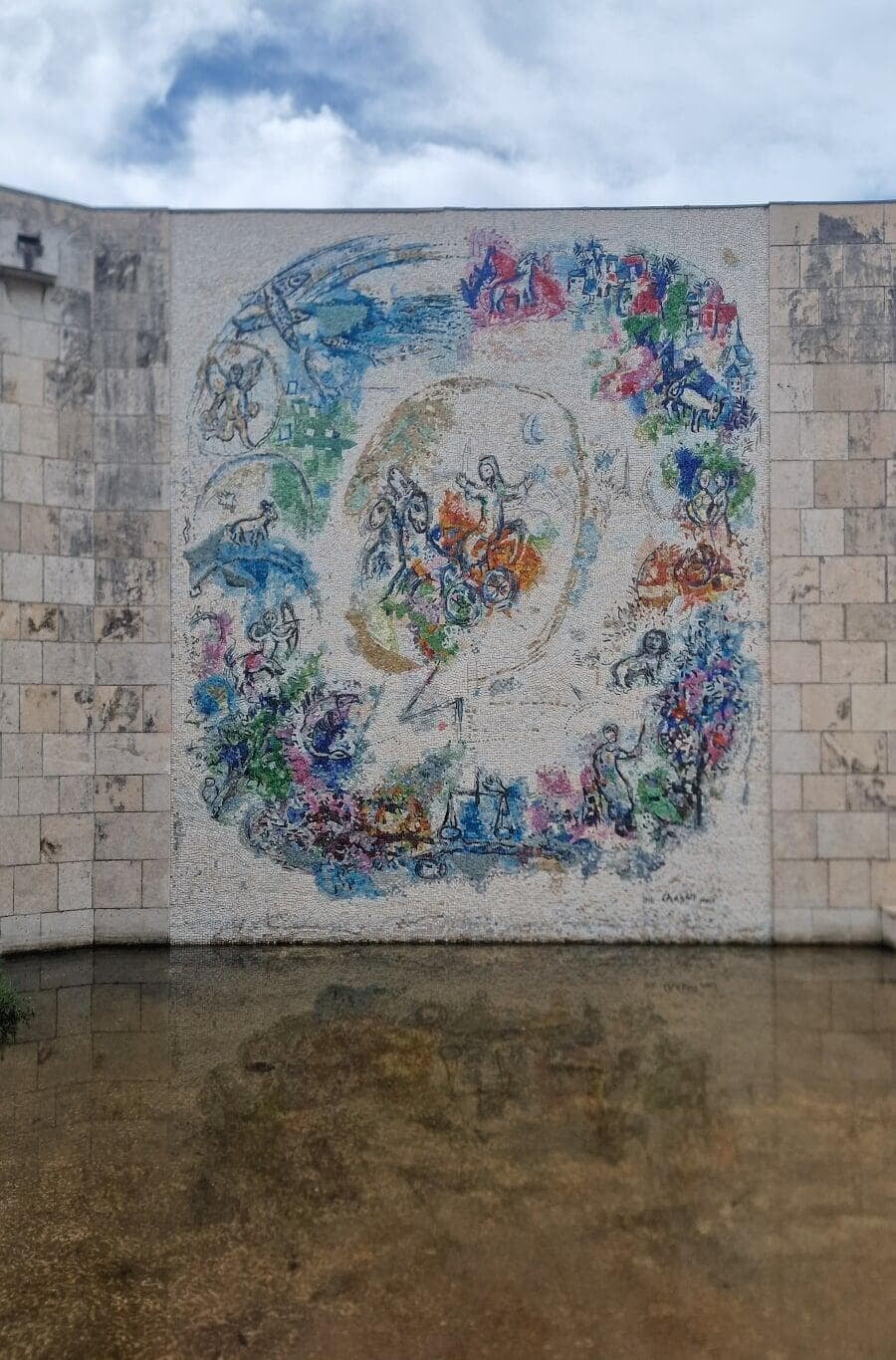Veepeegli kohale paigutatud mosaiik „Eelija vanker” Le Char d'Élie